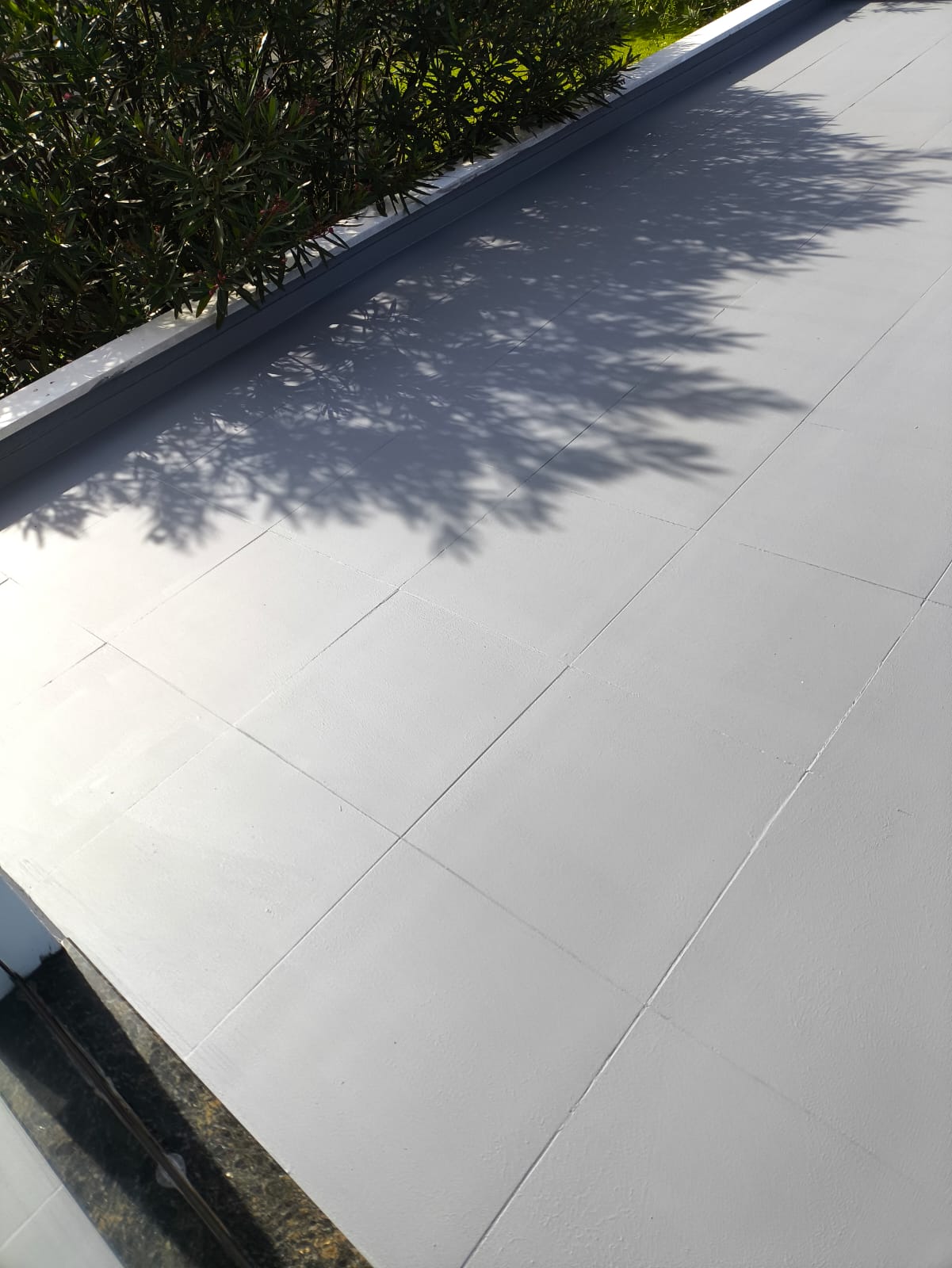 Piso externo impermeabilizado em área residencial